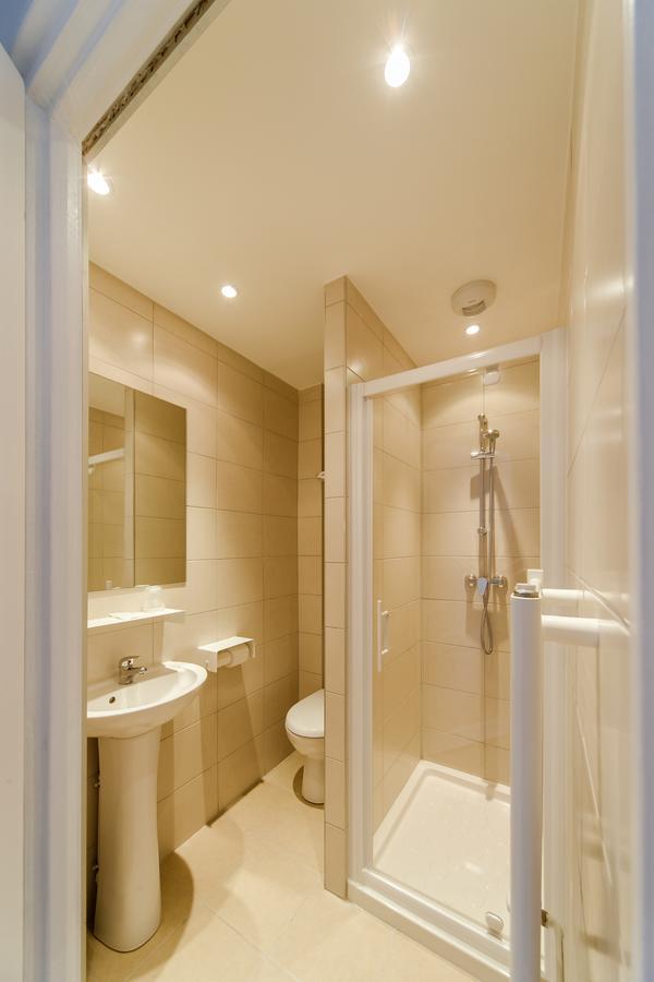 Logis Hotel - Le Petit Bellon Санлис Экстерьер фото